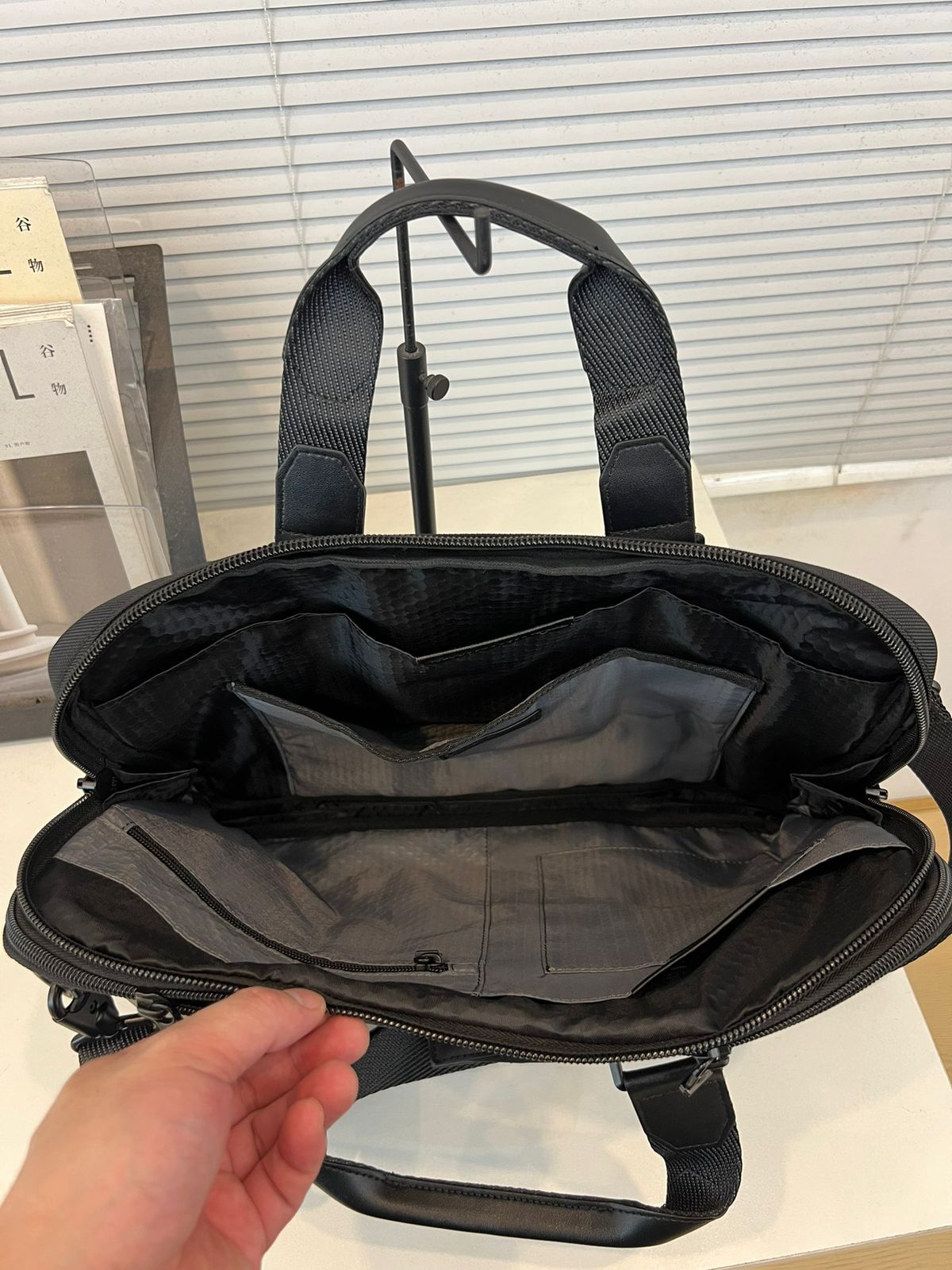 Aviano Slim Briefcase Black - Image 4