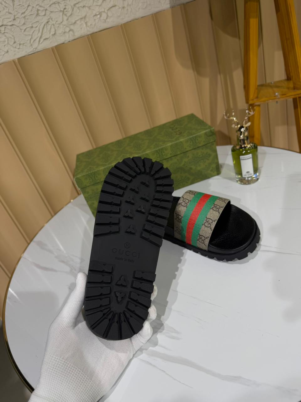 Gucci Men's Slides, model FMSlGu0041, featuring a green and red web design. - Image 4