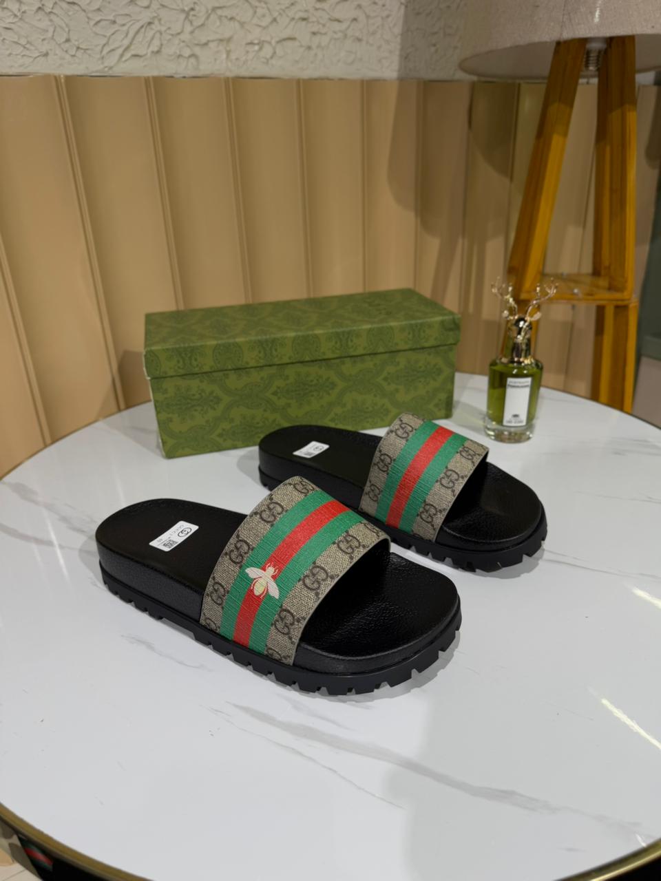 Gucci Men’s Slides, model FMSlGu0041, featuring a green and red web design.